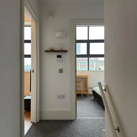 Superb 2 Bed With View Smart Tv Free Netflix Ultra Fast Wifi Aparthotel *
